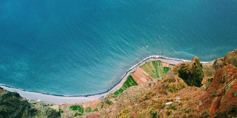 乔亚军的艺术设计哲学：在算法黑箱时代构建透明与可解释的界面